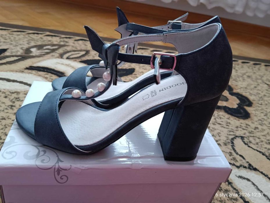 Sandały na obcasie roz. 37 kolor navy blue
