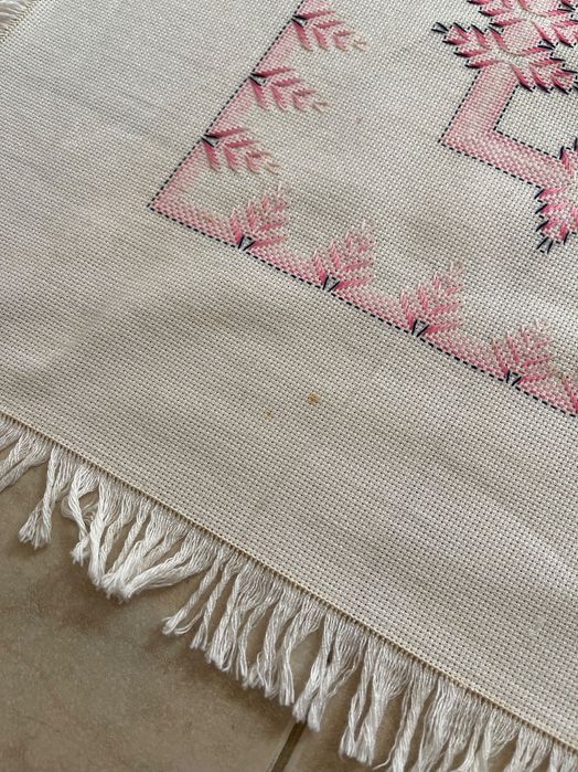 Toalha de mesa quadrada branca com padrões em rosa