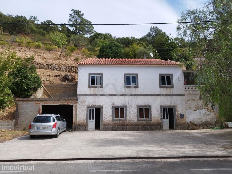 Propriedade com 7160m2 e casa com 2 pisos em Monchique