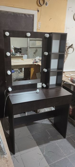 Стол для макияжа с выдвижными ящиками, полочками, зеркалом  с лампами