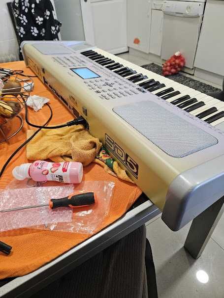 Teclado Ketron SD5 com porta usb e dis hd