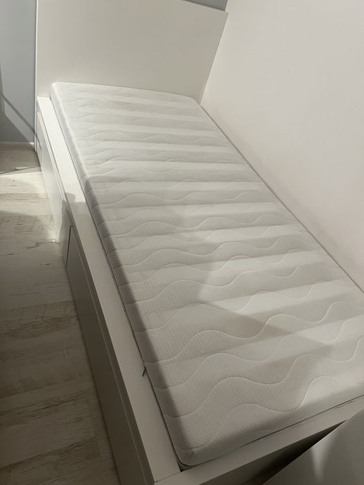Lozko Malm Ikea biale z pojemnikami i materacem