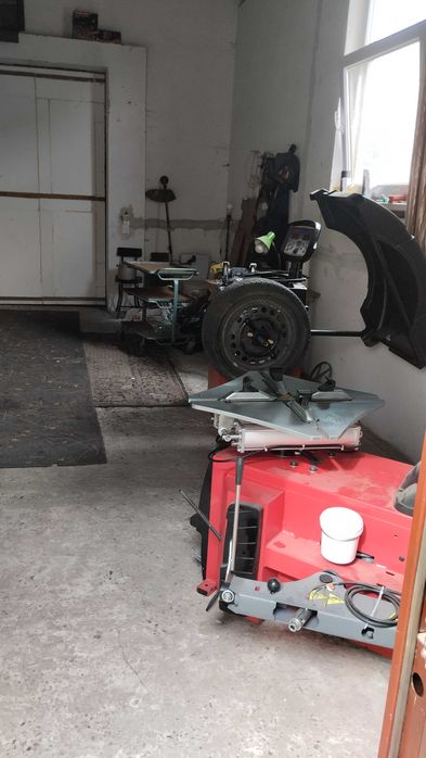 Будинок з приміщенням та обладнанням для шиномонтажу