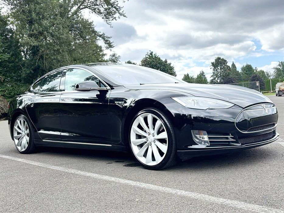 Tesla Model S      2015