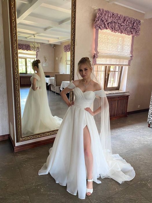 Дуже гарна весільна сукня