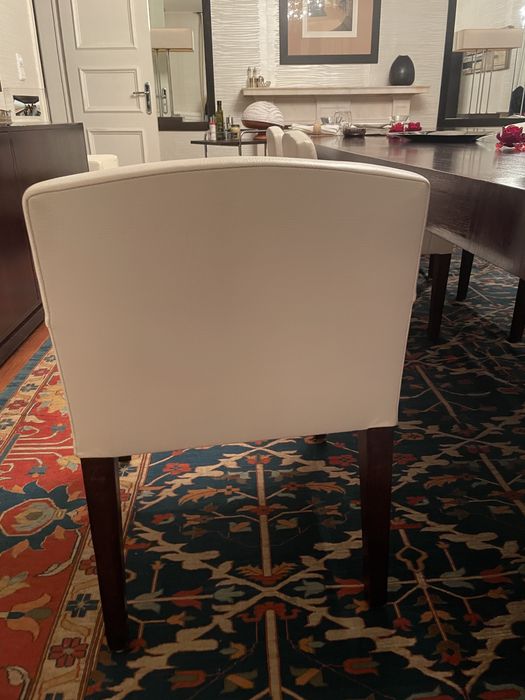 Cadeiras em Pele branca (tenho 16)