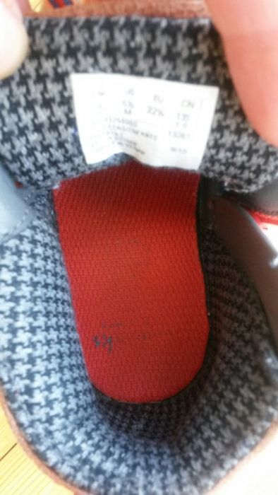 Продам осенние ботиночки ботинки clarks