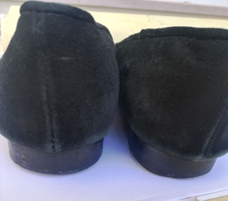 Sapatos pretos de camurça