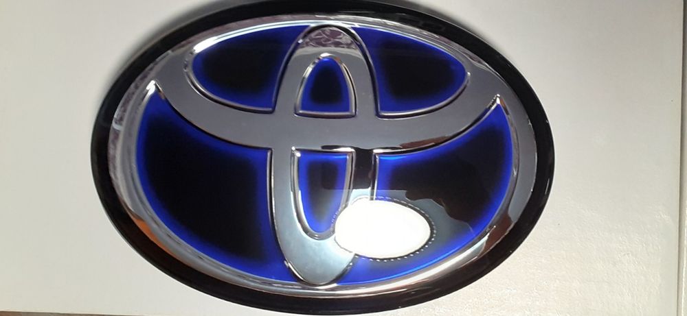 Эмблема значок  Toyota Camry 70,Тойота RAV4,Хайлендер,C-HR,Highlander