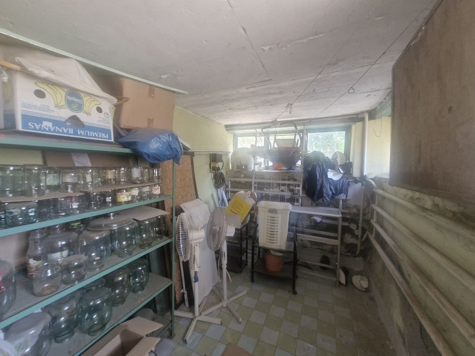 Крепкий жилой дом.