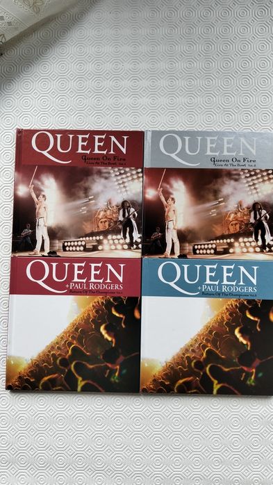 Vinte e Quatro CD'S "QUEEN" com Livro  de Biografia.