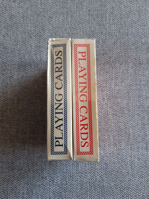 Conjunto de baralhos de cartas.