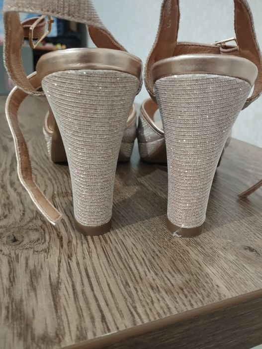 Босоніжки жіночі на каблуку