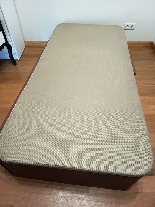 Cama  com colchão e sitio para arrumações