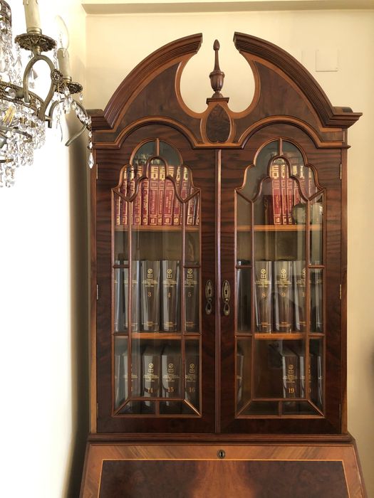 Estante antiga com escrivaninha em madeira e vidro