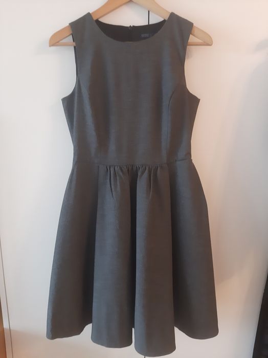 Szara sukienka, bardzo dobrze skrojona i uszyta, styl Old Money