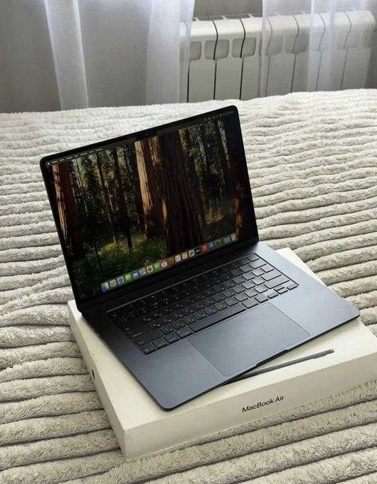 MacBook Air 15 m4 16/256 (9 циклов)