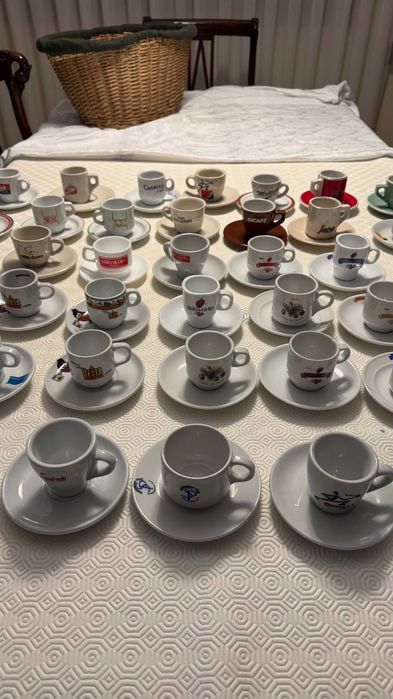 Conjunto de várias chávenas de café com pires – colecionáveis