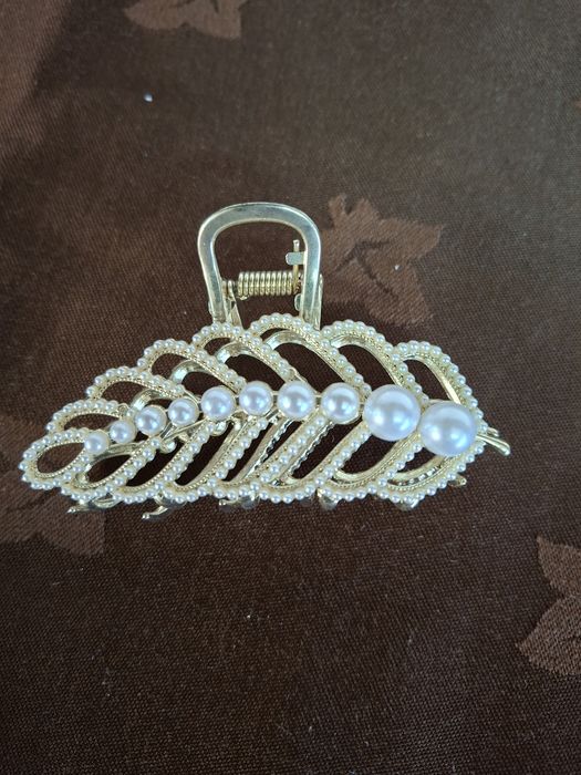 Mola de cabelo dourada com pérolas – elegante