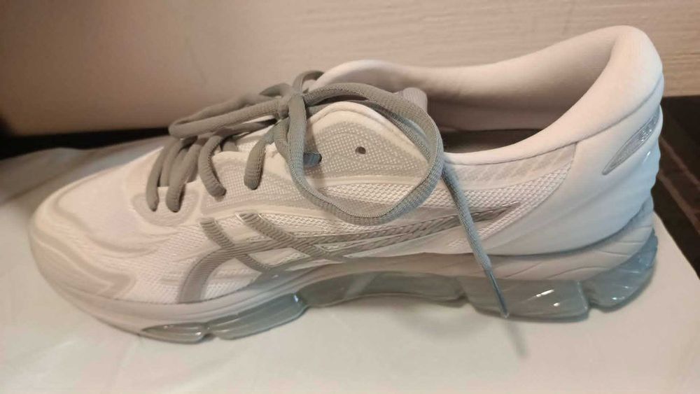 Jeden but prawy Asics rozmiar 43.5