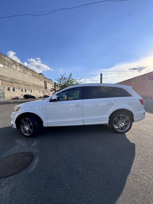 Позашляховик Audi Q7