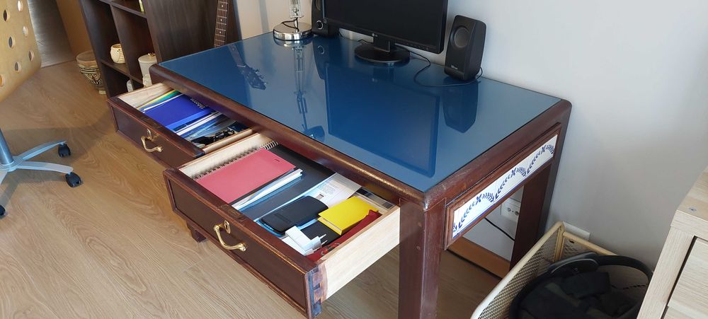 Secretária com tampo de vidro e forro