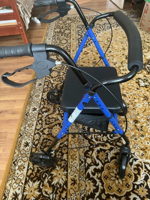 Chodzik rehabilitacyjny z regulowanym siedziskiem