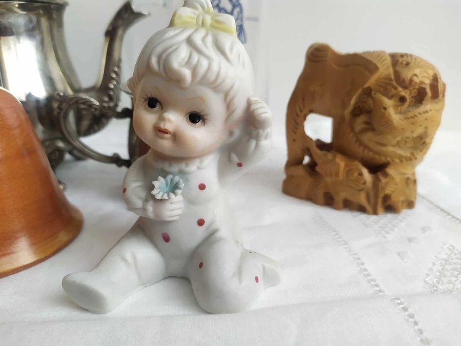 Вінтажна фігурка дівчинки з бантиком