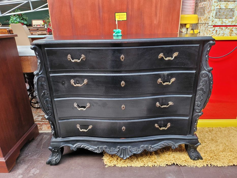 Cómoda antiga em madeira maciça com algumas