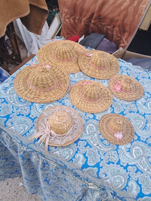 Conjunto sete chapéus de palha