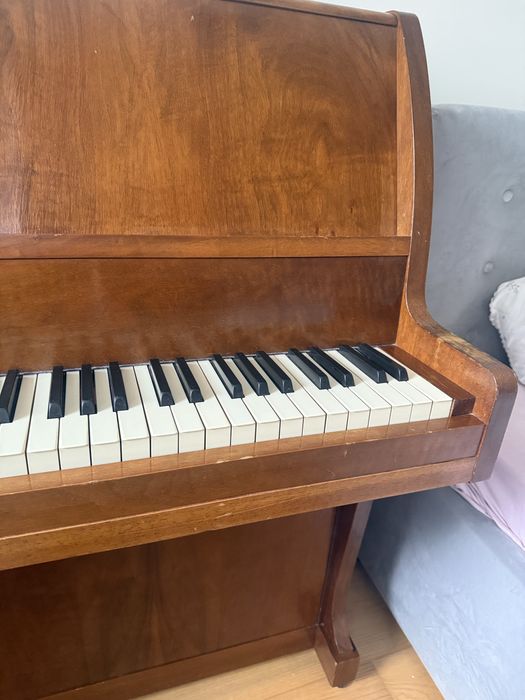 Pianino duńskie Knudsen & Søn – kompaktowe, świetne do nauki