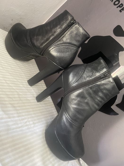 Bota de couro preto estilo joelma calypso