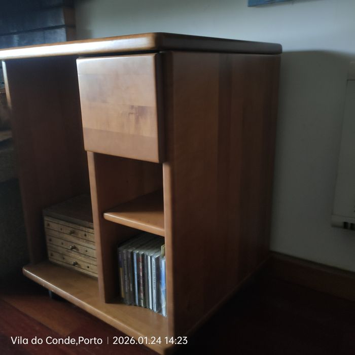 Móvel em madeira maciça castanho.