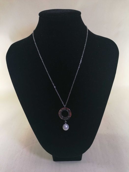 Colar com medalha redonda e pérola - Aço