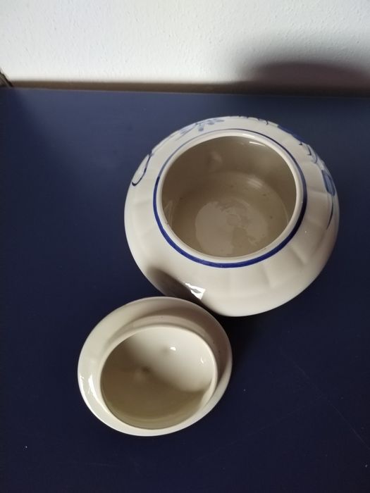 Peça redonda de porcelana