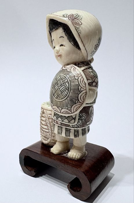 Lindas pequenas preciosas figuras asiáticas esculpidas e assinadas