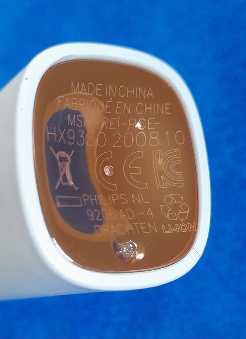 Аккумуляторная зубная щётка Philips Sonicare HX 9330.
