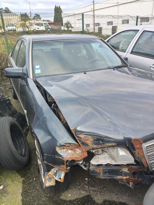 Mercedes C220 (W202) - 250 mil km - Motor Impecável (Batido de Frente)