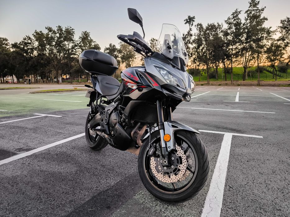 Kawasaki Versys 650 com Top Case Shad SH47