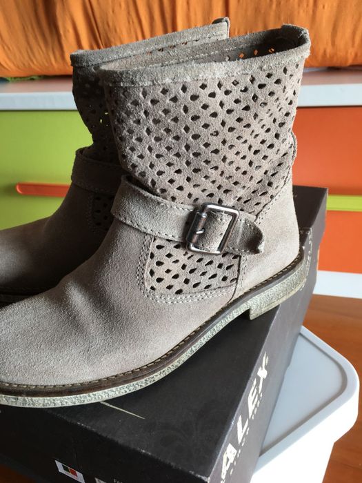 Bota de verão camurça furada nº35