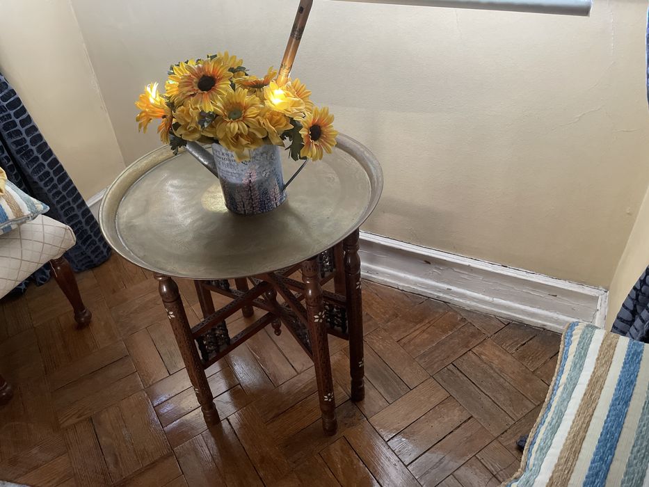 Mesa com pés trabalhados em madeira e moviveis, com tabuleiro em latão dourado trabalhado