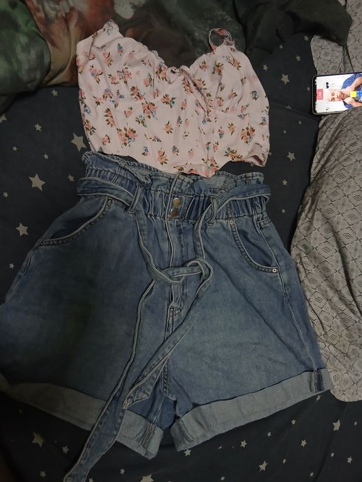 Комплект: топ Bershka (M) + шорты EUR 38 (M)
Продаю комплект: корсетны