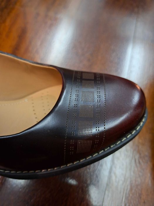 Sapatos marca Clarks em pele cor bordeux de salto grosso