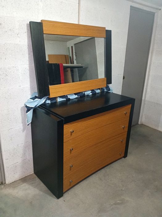 Cómoda com espelho completamente impecável, robusta ,linhas modernas 
Medidas:120/90/52cm
