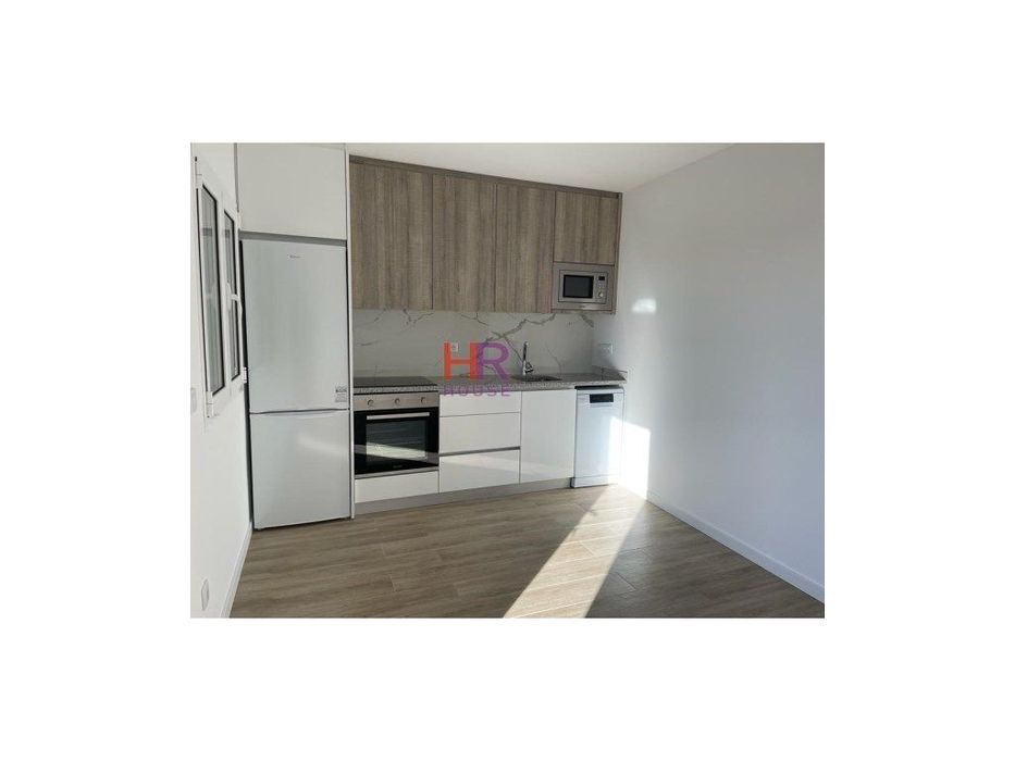 Coimbra Tovim vende-se T3 remodelado com terraço e lavandaria.