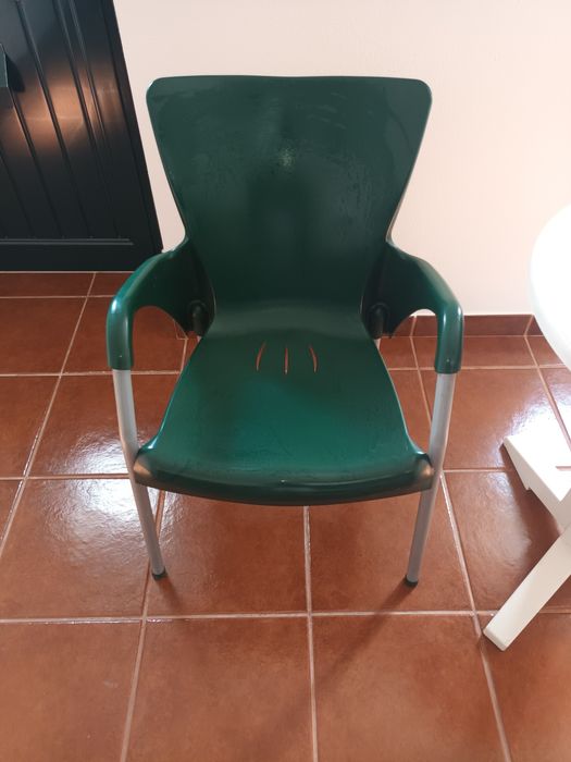 Mesa branca de plástico e cadeira verde  de plástico