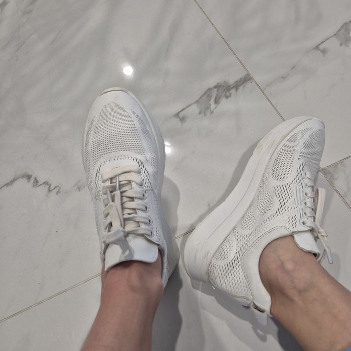 Шкіряні білі кросівки