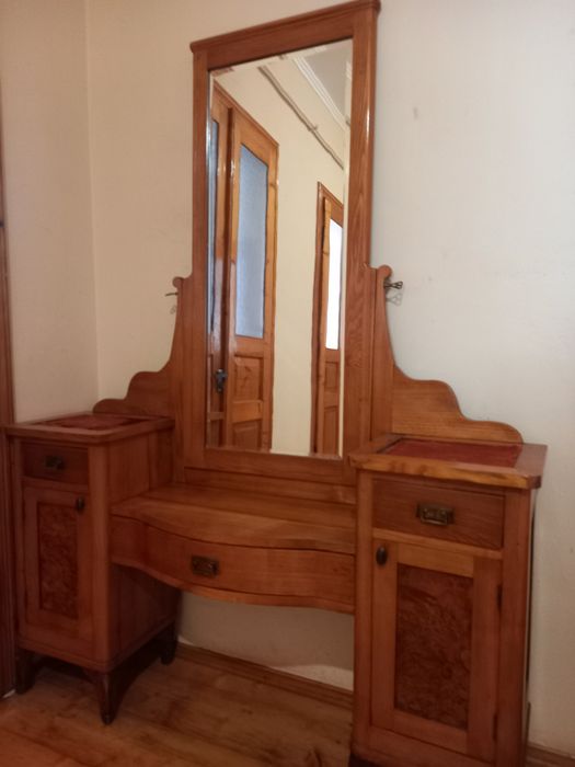 Старовинне дзеркало трюмо.