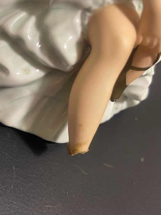 Балерина, завязывающая пуанты, Schaubach Kunst, Германия, 1926-1953 гг