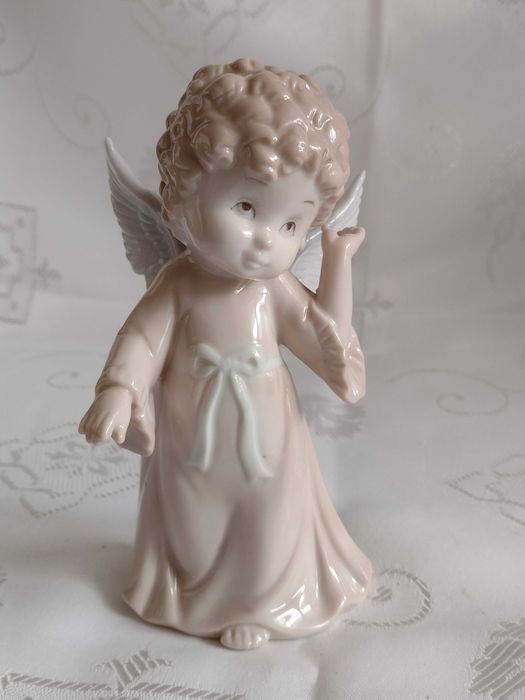Aniołek porcelana sygnowany